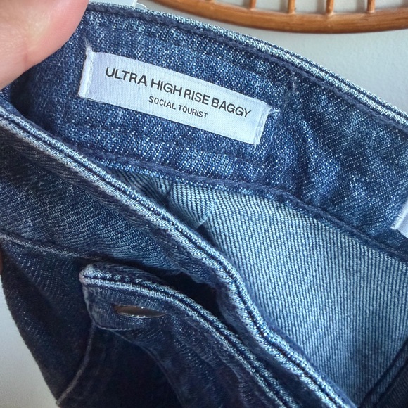 Social Tourist by Hollister Wide-Leg Barrel-style Jeans - Picture 5 of 7